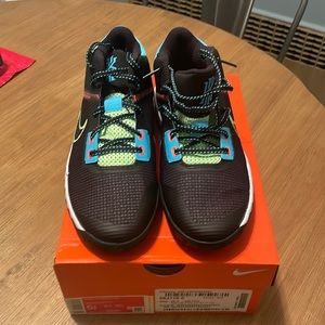 Nike Kyrie Flytrap Kids 5.5 NEW -Never Worn
